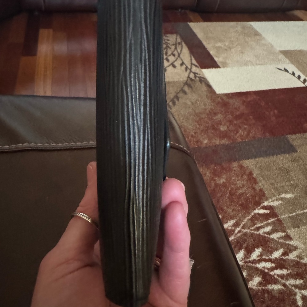 Authentic LV Epi Leather Wallet in excellent new condition. Used only once. - Picture 3 of 8